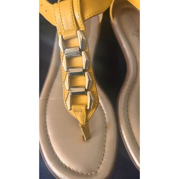 Bandolino Strappy Sandals, Yellow with Gold Chain Accents SZ 6 - Picture 3 of 5